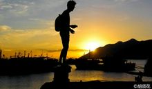 轻倚斜阳看落花