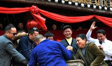 一场扳手劲比赛