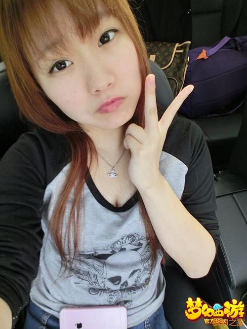 可爱的小女孩在家里
