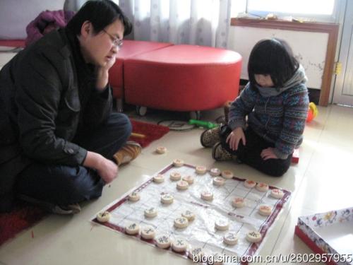 和爸爸下棋