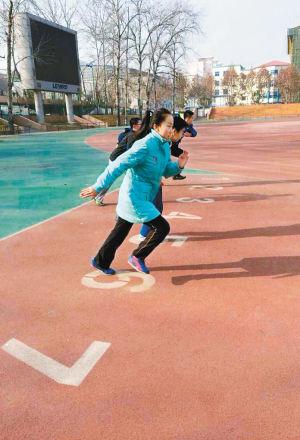 在操场上跑的人