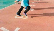 操场上奔跑的那个人