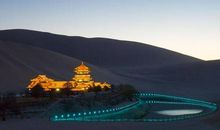 游鸣沙山月牙泉