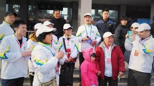 注意周围的普通人