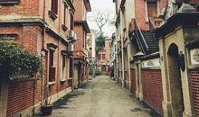 在背后徘徊的目光