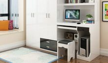 书桌上的手机亮光