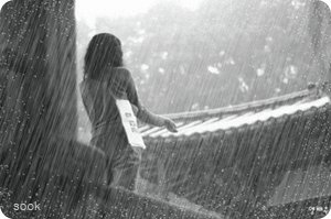 在雨中微笑