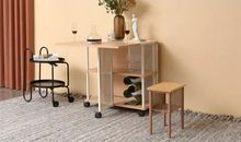 餐桌旁的一家子