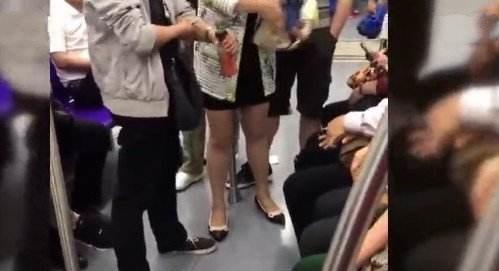 上海地铁随地吐痰的人