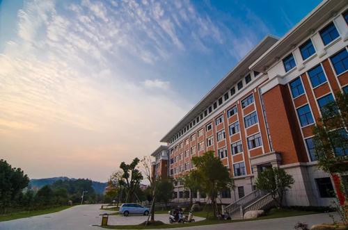 学校门口的风景