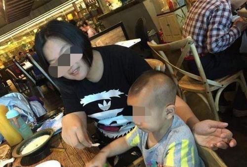 桌子旁边的图