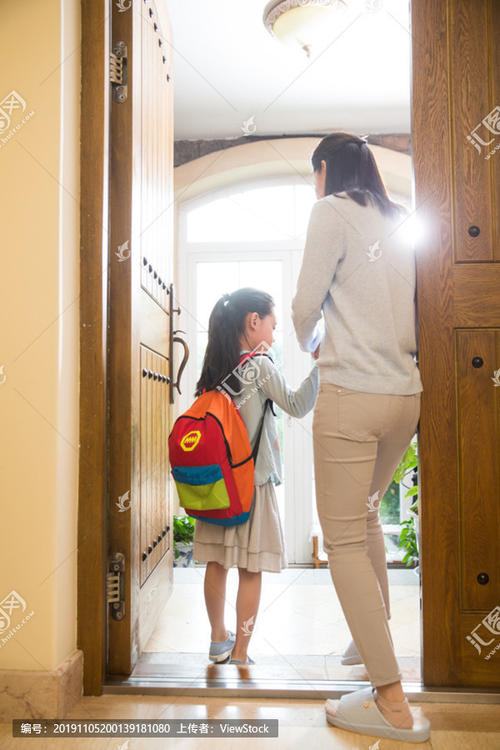妈妈送我去学校