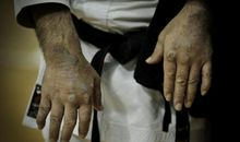 布满老茧的双手