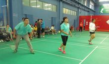 激烈的羽毛球比赛