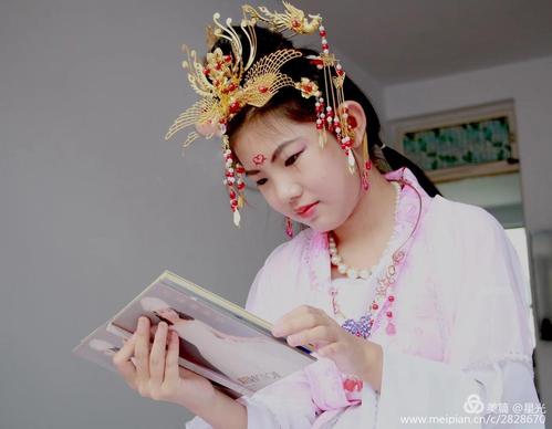 喜欢玩古筝的女孩