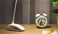 书桌上的小台灯