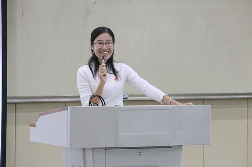 舞台上的第一场演讲