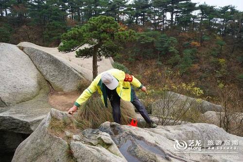 环卫工人捡垃圾