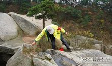 捡起垃圾的环卫工人