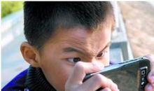 小学生应该玩手机