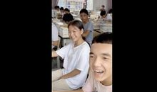 给同桌拍特写镜头