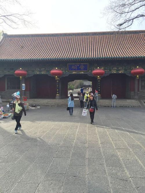 在寒冷的街道上行走