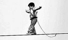 走钢丝的小女孩