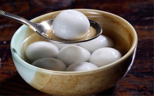 做饺子庆祝元宵节