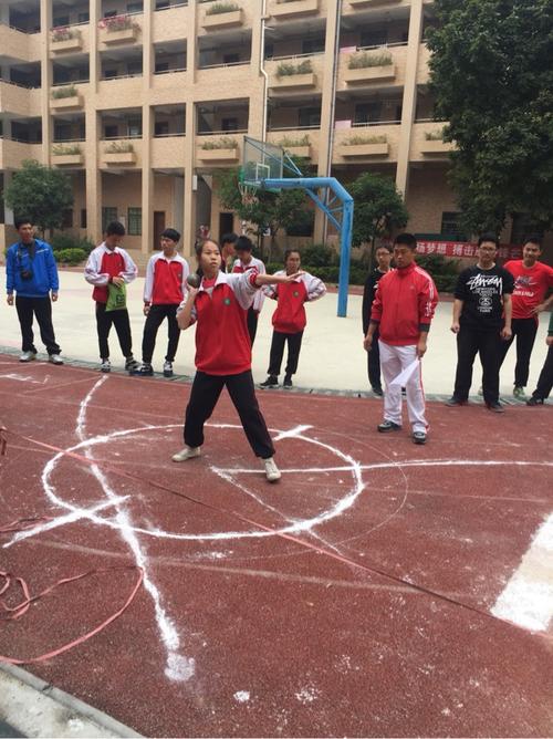 在运动会上，我赞扬了全班