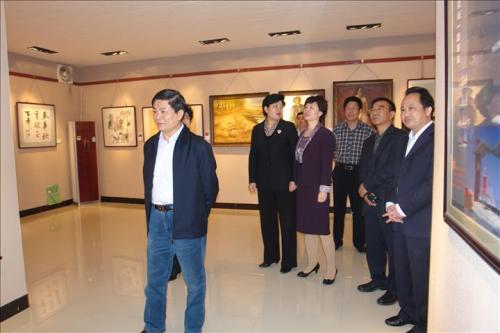参观艺术展