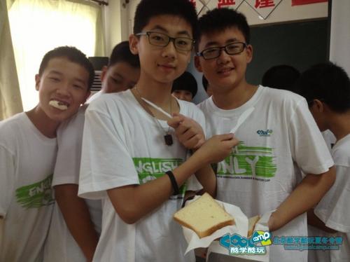 与好朋友一起品尝未来的美食
