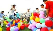 有趣的踩气球比赛