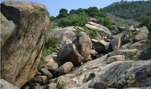 跨过石头向山顶走