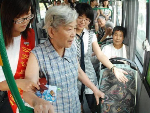 放弃坐公共汽车的座位