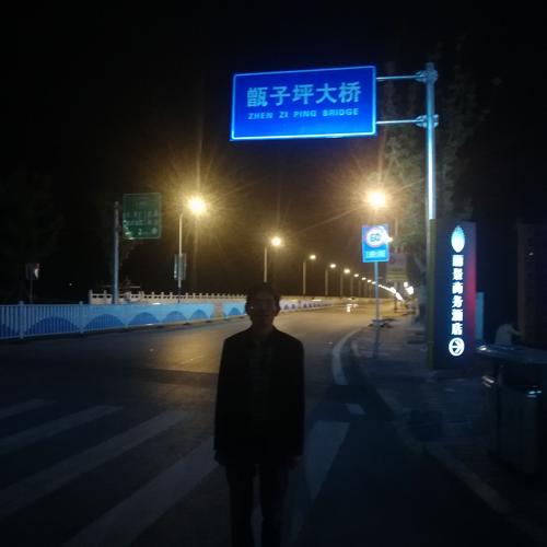 石柱的夜景