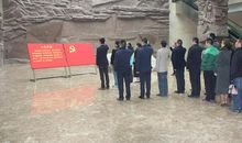 参观革命烈士纪念馆