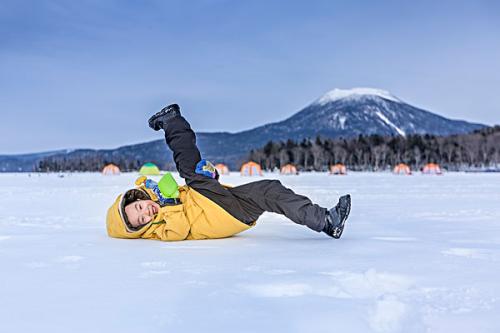 在雪地里玩耍