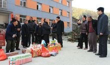 慰问敬老院老人