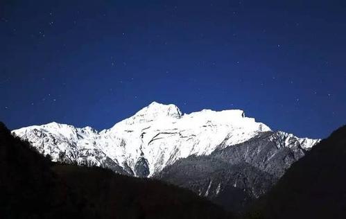 不要错过高山，河流和云层