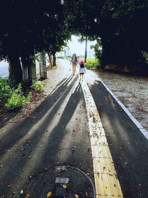在黄昏的路上