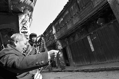 老人拉二胡
