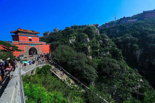 挑战自己攀登泰山