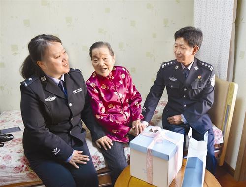 传递爱的指挥棒