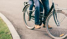 坐在爸爸的自行车上