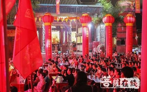 感恩节之夜玩音乐的人