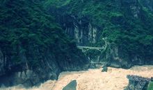 壮观的虎跳峡