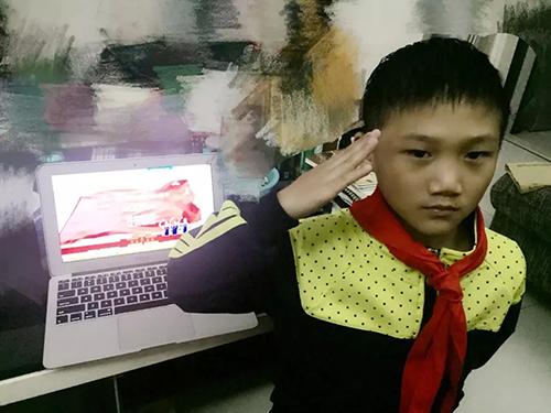 向国旗致敬