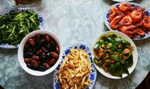 餐桌前的一家人