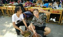 在洒满阳光的赛场上