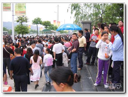 我和妈妈一起住在校园里